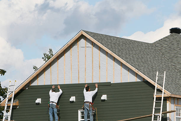 Professional Siding Installation technician working in Wellford, SC